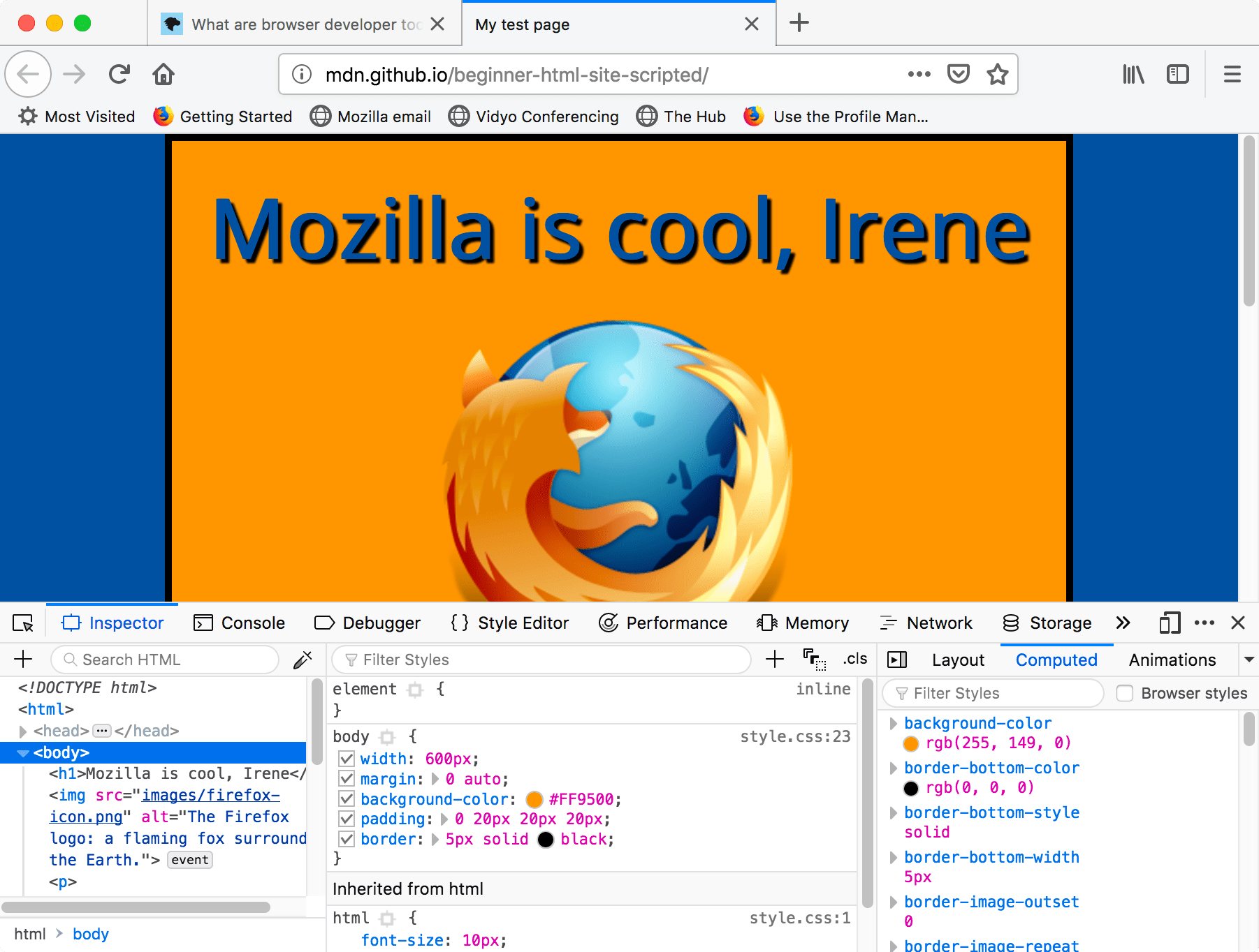 開発者ツールを開くためのブラウザーに表示された画面。ウェブページはブラウザー上半分に表示され、開発者ツールは下半分を占めています。開発者ツールを開くためのパネルが 3 つあります。 HTML は本体要素を選択した状態で、 CSS パネルはハイライトされた本体を対象とするスタイルブロックを示し、計算スタイルパネルは作成者スタイルをすべて示しています。ブラウザースタイルチェックボックスはチェックされていません。